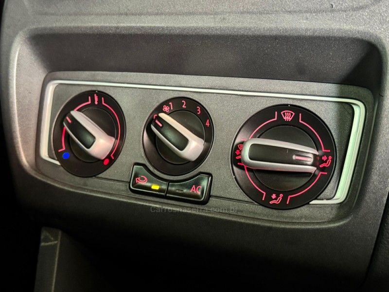 VOLKSWAGEN FOX 1.0 MI 8V 2013/2014 GRIFFCAR MULTIMARCAS DOIS IRMÃOS / Carros no Vale