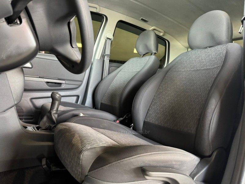 VOLKSWAGEN FOX 1.0 MI 8V 2013/2014 GRIFFCAR MULTIMARCAS DOIS IRMÃOS / Carros no Vale