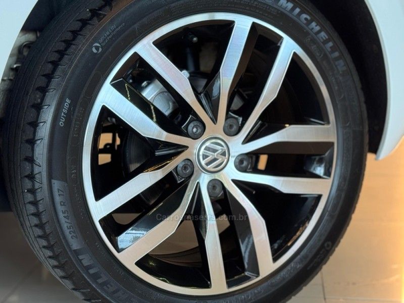 VOLKSWAGEN GOLF 1.4 TSI HIGHLINE 16V 2017/2017 GRIFFCAR MULTIMARCAS DOIS IRMÃOS / Carros no Vale