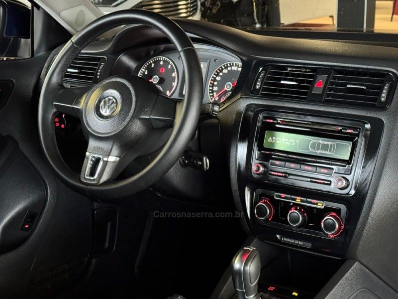 VOLKSWAGEN JETTA 2.0 COMFORTLINE TIPTRONIC 2011/2012 GRIFFCAR MULTIMARCAS DOIS IRMÃOS / Carros no Vale