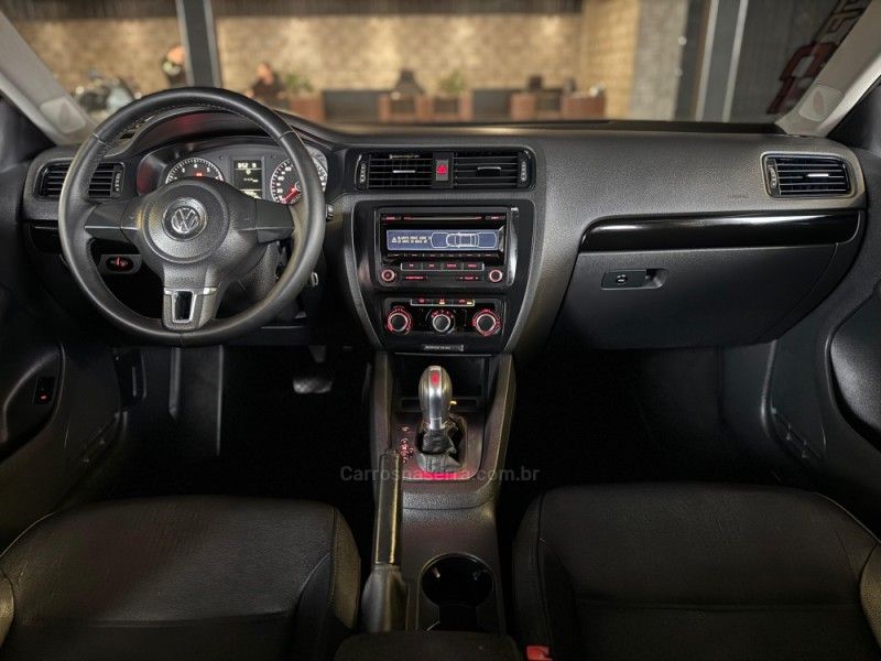 VOLKSWAGEN JETTA 2.0 COMFORTLINE TIPTRONIC 2011/2012 GRIFFCAR MULTIMARCAS DOIS IRMÃOS / Carros no Vale