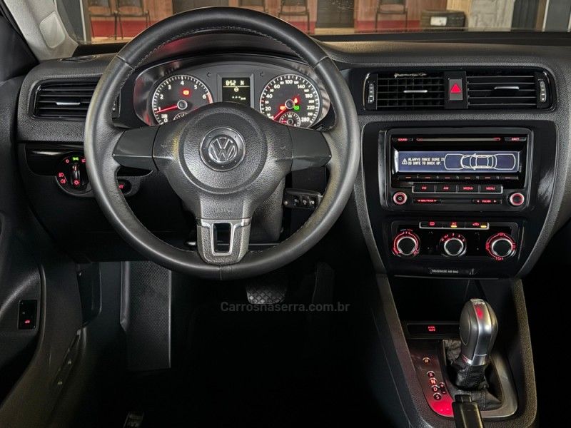 VOLKSWAGEN JETTA 2.0 COMFORTLINE TIPTRONIC 2011/2012 GRIFFCAR MULTIMARCAS DOIS IRMÃOS / Carros no Vale