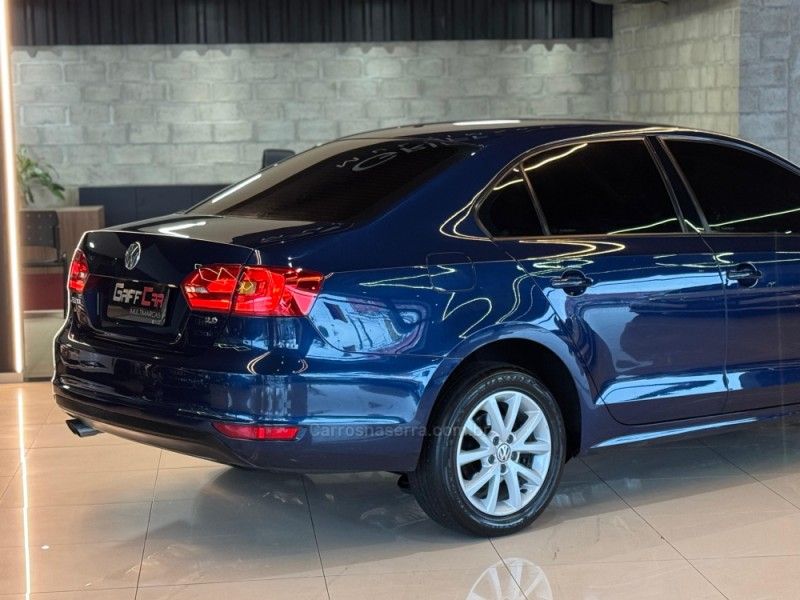 VOLKSWAGEN JETTA 2.0 COMFORTLINE TIPTRONIC 2011/2012 GRIFFCAR MULTIMARCAS DOIS IRMÃOS / Carros no Vale