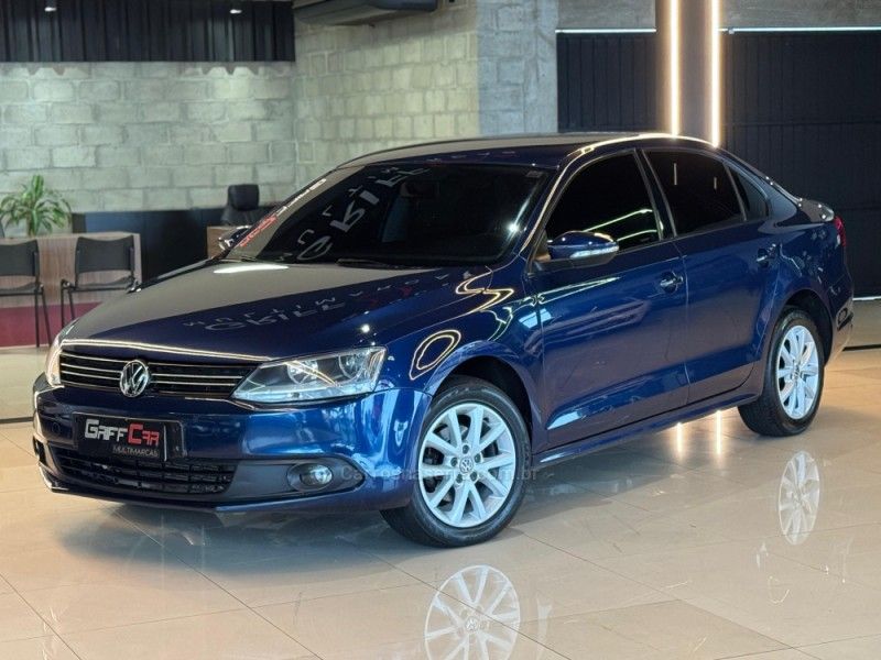 VOLKSWAGEN JETTA 2.0 COMFORTLINE TIPTRONIC 2011/2012 GRIFFCAR MULTIMARCAS DOIS IRMÃOS / Carros no Vale