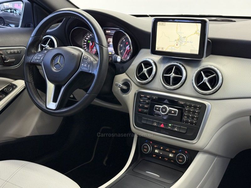 MERCEDES-BENZ GLA 200 1.6 CGI VISION 16V TURBO 2014/2015 FOCAR VEÍCULOS CAXIAS DO SUL / Carros no Vale