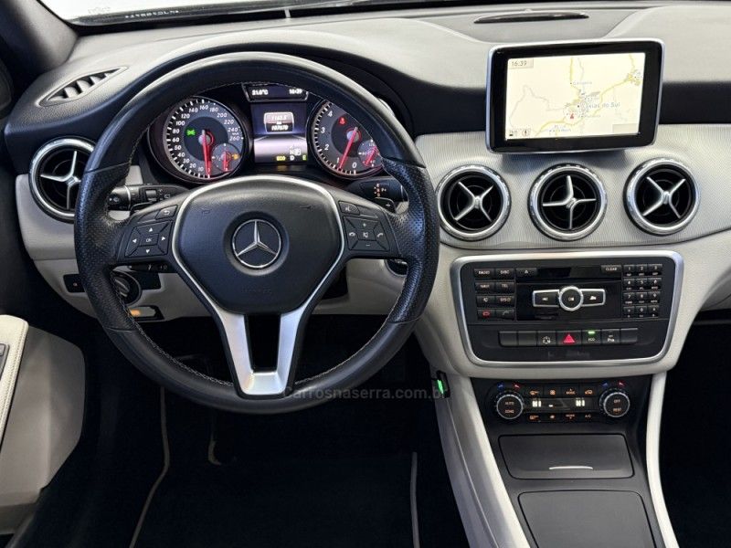 MERCEDES-BENZ GLA 200 1.6 CGI VISION 16V TURBO 2014/2015 FOCAR VEÍCULOS CAXIAS DO SUL / Carros no Vale