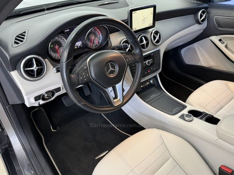 MERCEDES-BENZ GLA 200 1.6 CGI VISION 16V TURBO 2014/2015 FOCAR VEÍCULOS CAXIAS DO SUL / Carros no Vale