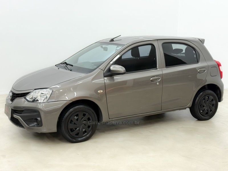 TOYOTA ETIOS 1.3 X 16V 2017/2018 FOCAR VEÍCULOS CAXIAS DO SUL / Carros no Vale