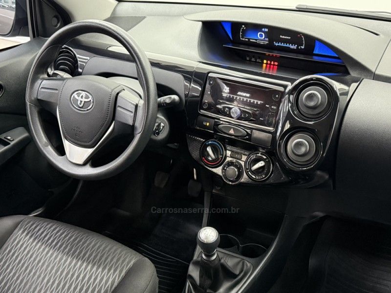 TOYOTA ETIOS 1.3 X 16V 2017/2018 FOCAR VEÍCULOS CAXIAS DO SUL / Carros no Vale