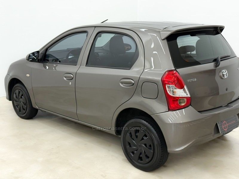 TOYOTA ETIOS 1.3 X 16V 2017/2018 FOCAR VEÍCULOS CAXIAS DO SUL / Carros no Vale