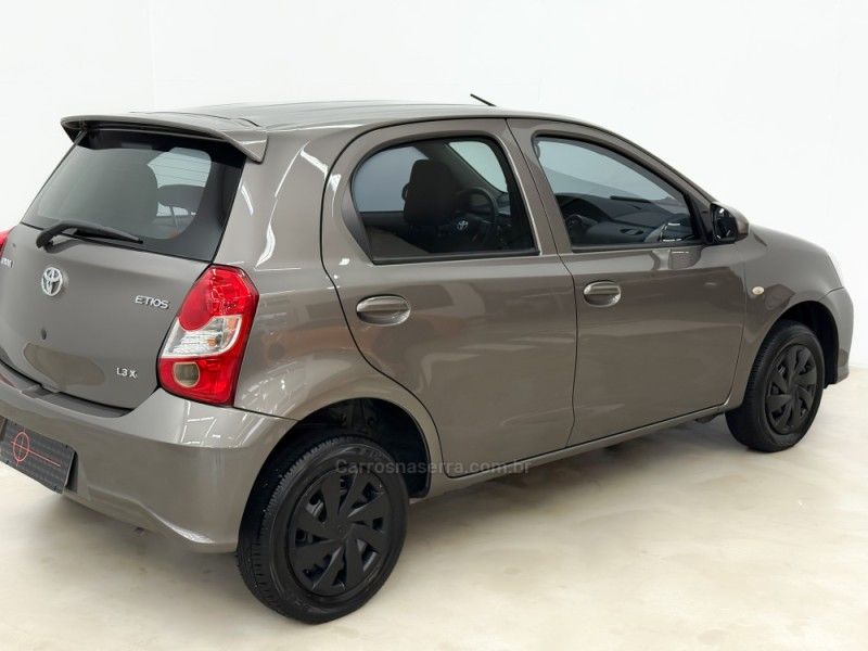 TOYOTA ETIOS 1.3 X 16V 2017/2018 FOCAR VEÍCULOS CAXIAS DO SUL / Carros no Vale