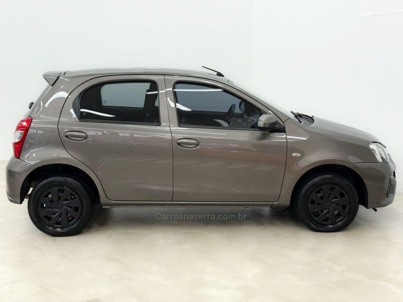 TOYOTA ETIOS 1.3 X 16V 2017/2018 FOCAR VEÍCULOS CAXIAS DO SUL / Carros no Vale