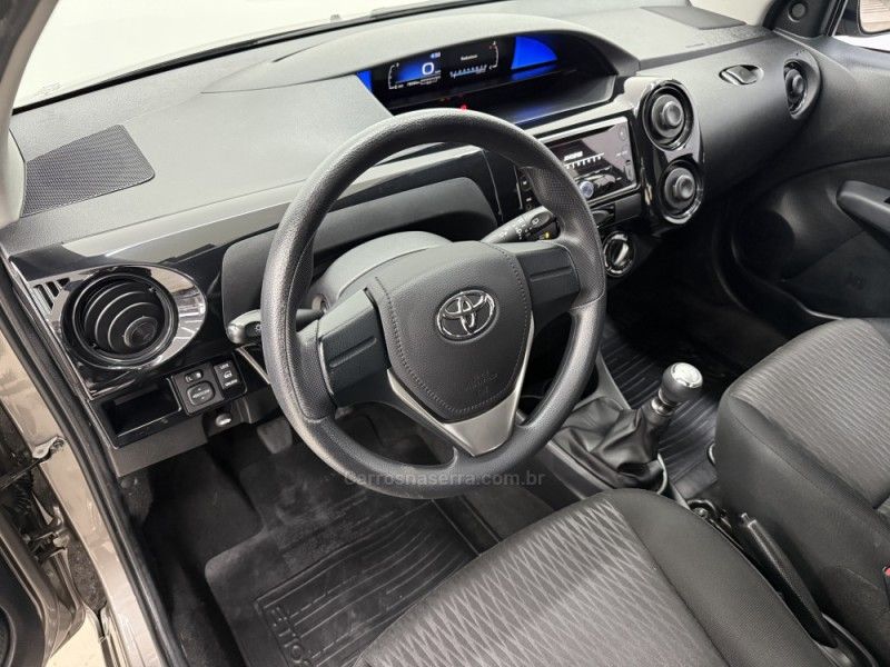 TOYOTA ETIOS 1.3 X 16V 2017/2018 FOCAR VEÍCULOS CAXIAS DO SUL / Carros no Vale