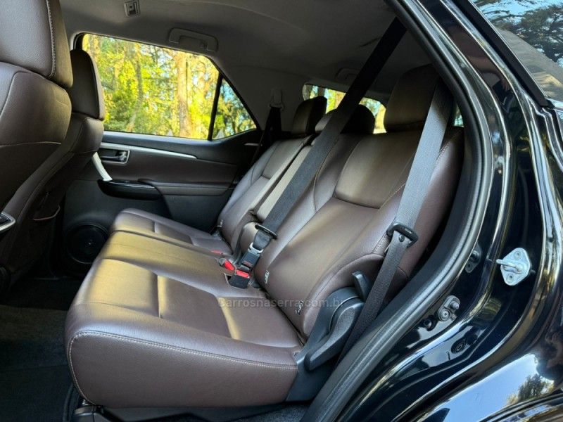 TOYOTA HILUX SW4 2.8 SRX 4X4 16V TURBO INTERCOOLER 2017/2018 KASPER VEÍCULOS DOIS IRMÃOS / Carros no Vale