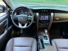 TOYOTA HILUX SW4 2.8 SRX 4X4 16V TURBO INTERCOOLER 2017/2018 KASPER VEÍCULOS DOIS IRMÃOS / Carros no Vale