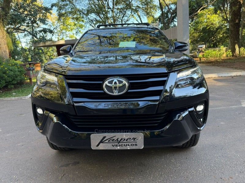 TOYOTA HILUX SW4 2.8 SRX 4X4 16V TURBO INTERCOOLER 2017/2018 KASPER VEÍCULOS DOIS IRMÃOS / Carros no Vale