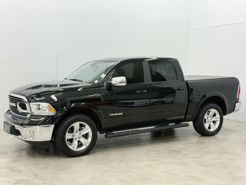 RAM CLASSIC 5.7 LARAMIE V8 HEMI 2022/2022 FOCAR VEÍCULOS CAXIAS DO SUL / Carros no Vale