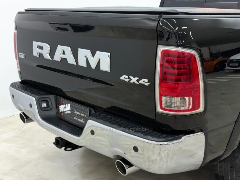 RAM CLASSIC 5.7 LARAMIE V8 HEMI 2022/2022 FOCAR VEÍCULOS CAXIAS DO SUL / Carros no Vale