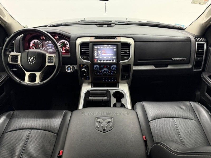 RAM CLASSIC 5.7 LARAMIE V8 HEMI 2022/2022 FOCAR VEÍCULOS CAXIAS DO SUL / Carros no Vale