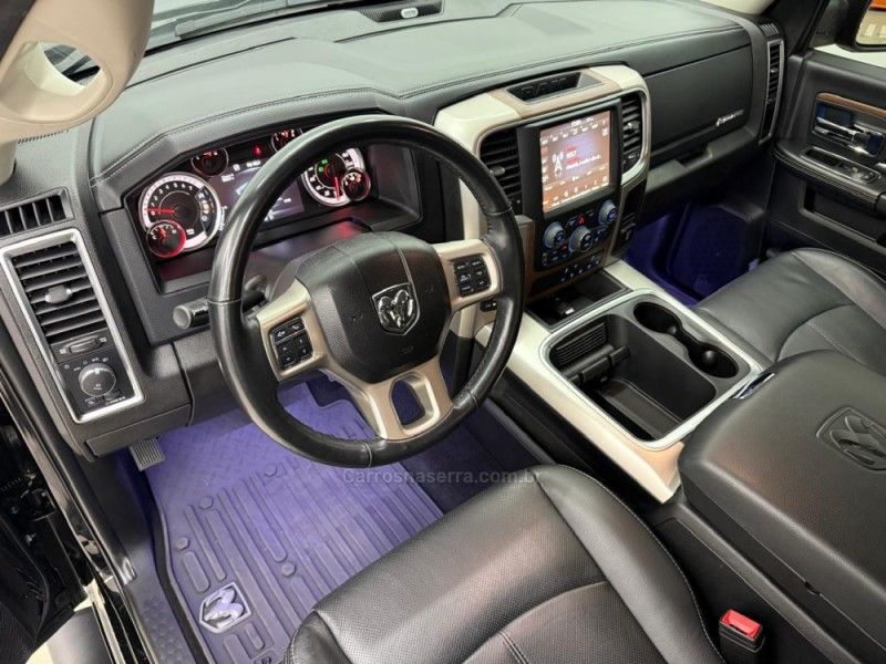 RAM CLASSIC 5.7 LARAMIE V8 HEMI 2022/2022 FOCAR VEÍCULOS CAXIAS DO SUL / Carros no Vale