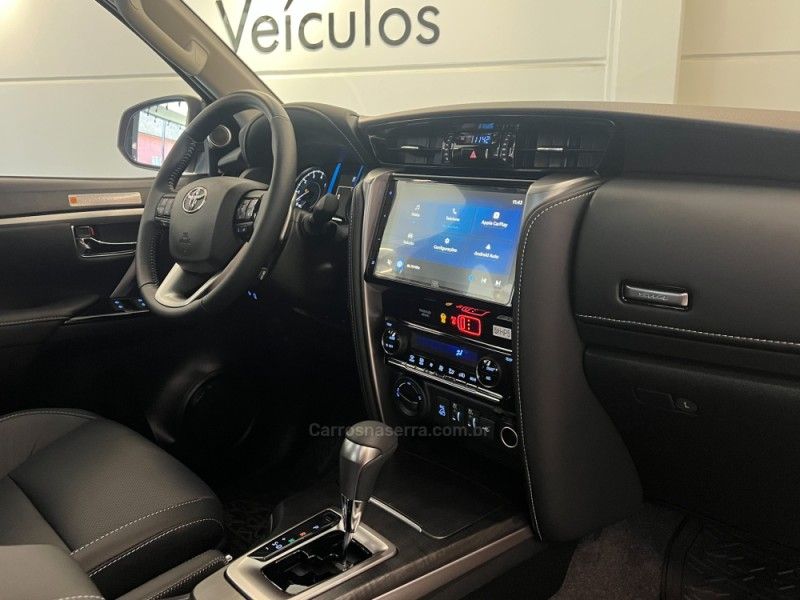 TOYOTA HILUX SW4 2.8 4X4 SRX PLATINUM TURBO 2025/2025 ÓTIMA CAR FLORES DA CUNHA / Carros no Vale