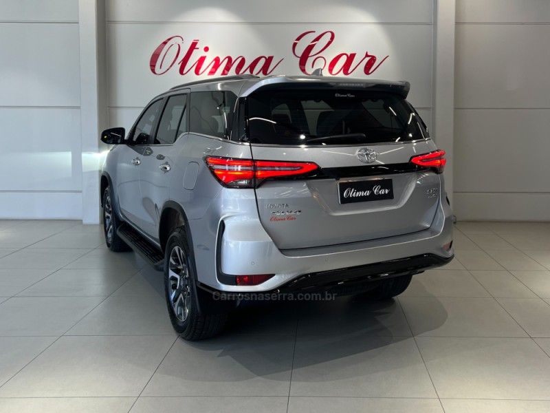TOYOTA HILUX SW4 2.8 4X4 SRX PLATINUM TURBO 2025/2025 ÓTIMA CAR FLORES DA CUNHA / Carros no Vale