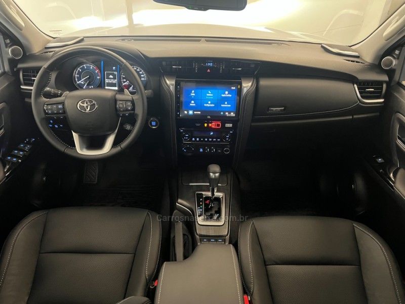 TOYOTA HILUX SW4 2.8 4X4 SRX PLATINUM TURBO 2025/2025 ÓTIMA CAR FLORES DA CUNHA / Carros no Vale