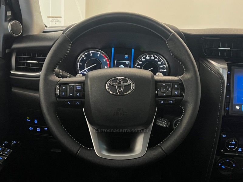 TOYOTA HILUX SW4 2.8 4X4 SRX PLATINUM TURBO 2025/2025 ÓTIMA CAR FLORES DA CUNHA / Carros no Vale
