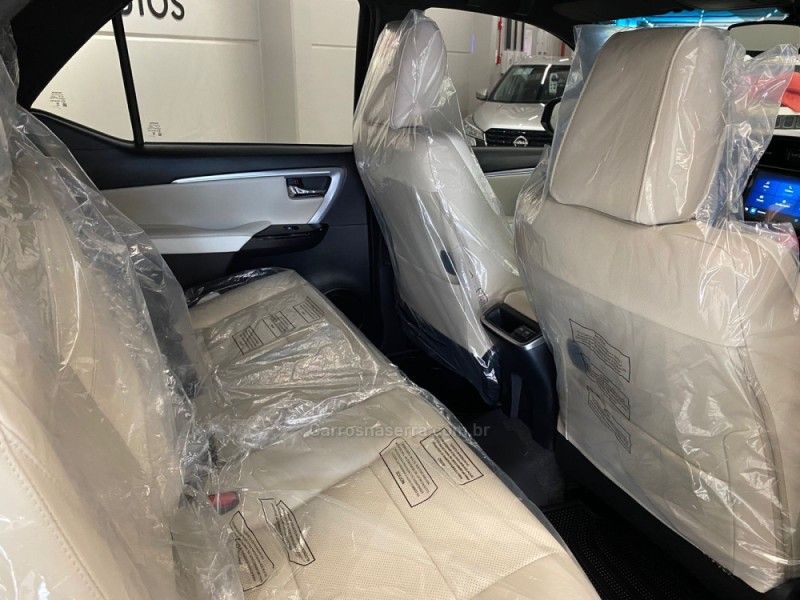 TOYOTA HILUX SW4 2.8 SRX 4X4 DIAMOND 16V TURBO 7 LUGARES 2025/2025 ÓTIMA CAR FLORES DA CUNHA / Carros no Vale