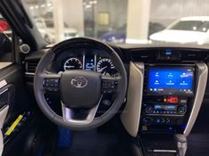 TOYOTA HILUX SW4 2.8 SRX 4X4 DIAMOND 16V TURBO 7 LUGARES 2025/2025 ÓTIMA CAR FLORES DA CUNHA / Carros no Vale
