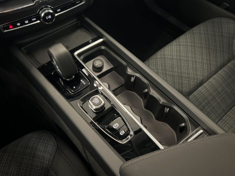 VOLVO XC60 2.0 T8 RECHARGE PLUS AWD HIBRIDO 2025/2026 ÓTIMA CAR FLORES DA CUNHA / Carros no Vale