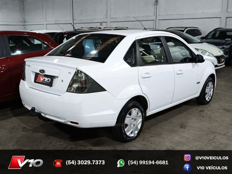 FORD FIESTA 1.6 MPI CLASS SEDAN 8V 2013/2013 V10 VEÍCULOS CAXIAS DO SUL / Carros no Vale