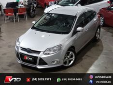 FORD FOCUS 2.0 SE HATCH 16V AUTO 2014/2015 V10 VEÍCULOS CAXIAS DO SUL / Carros no Vale