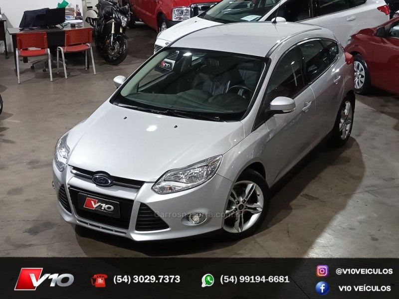 FORD FOCUS 2.0 SE HATCH 16V AUTO 2014/2015 V10 VEÍCULOS CAXIAS DO SUL / Carros no Vale