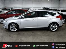 FORD FOCUS 2.0 SE HATCH 16V AUTO 2014/2015 V10 VEÍCULOS CAXIAS DO SUL / Carros no Vale
