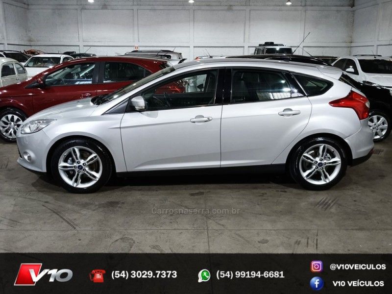 FORD FOCUS 2.0 SE HATCH 16V AUTO 2014/2015 V10 VEÍCULOS CAXIAS DO SUL / Carros no Vale