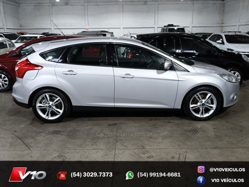FORD FOCUS 2.0 SE HATCH 16V AUTO 2014/2015 V10 VEÍCULOS CAXIAS DO SUL / Carros no Vale