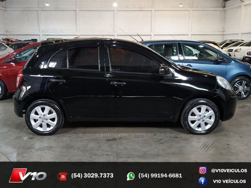 NISSAN MARCH 1.6 SV 16V 2012/2013 V10 VEÍCULOS CAXIAS DO SUL / Carros no Vale