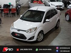FORD FIESTA 1.6 ROCAM SE SEDAN 8V 2013/2014 V10 VEÍCULOS CAXIAS DO SUL / Carros no Vale