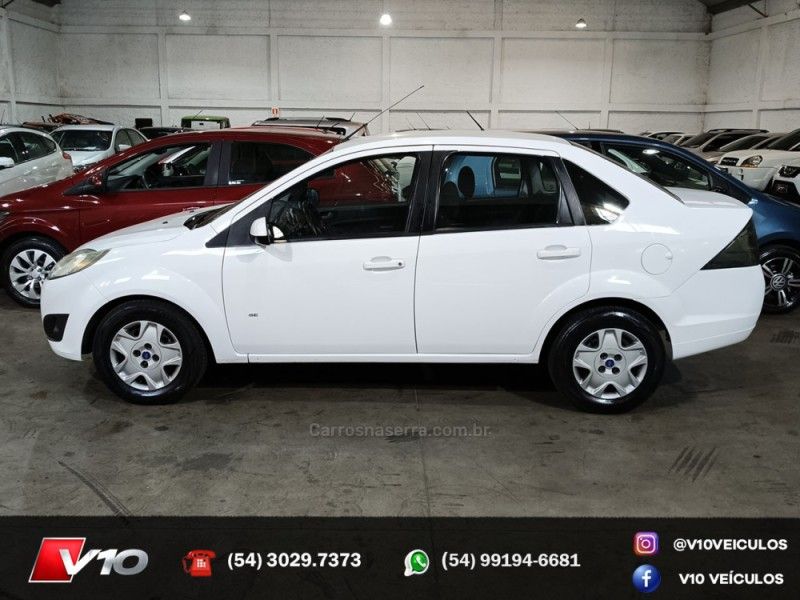 FORD FIESTA 1.6 ROCAM SE SEDAN 8V 2013/2014 V10 VEÍCULOS CAXIAS DO SUL / Carros no Vale