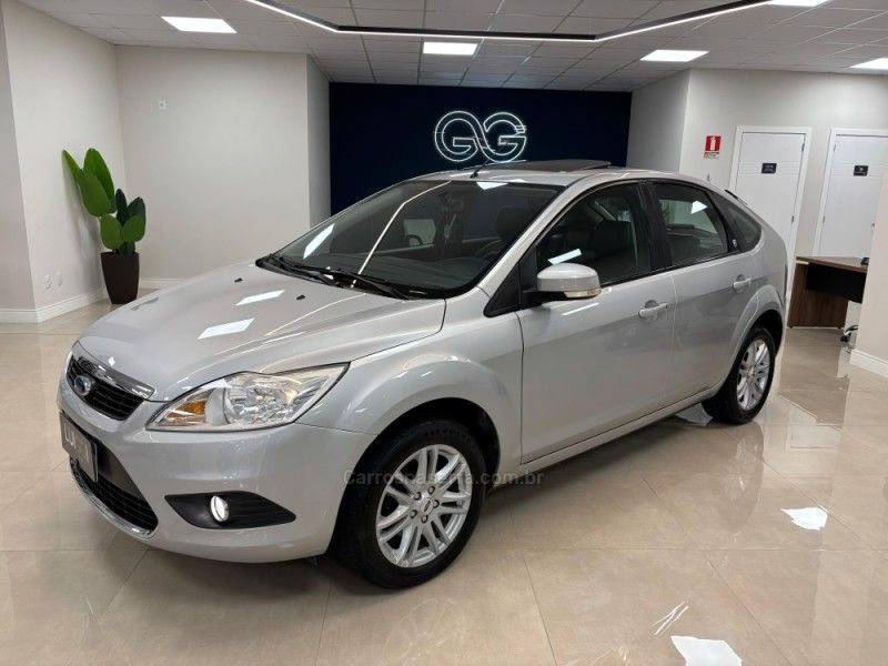 FORD FOCUS 2.0 GHIA 16V 2010/2011 LUIGGI AUTOMÓVEIS CARLOS BARBOSA / Carros no Vale