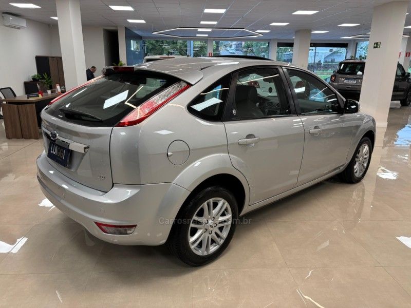 FORD FOCUS 2.0 GHIA 16V 2010/2011 LUIGGI AUTOMÓVEIS CARLOS BARBOSA / Carros no Vale