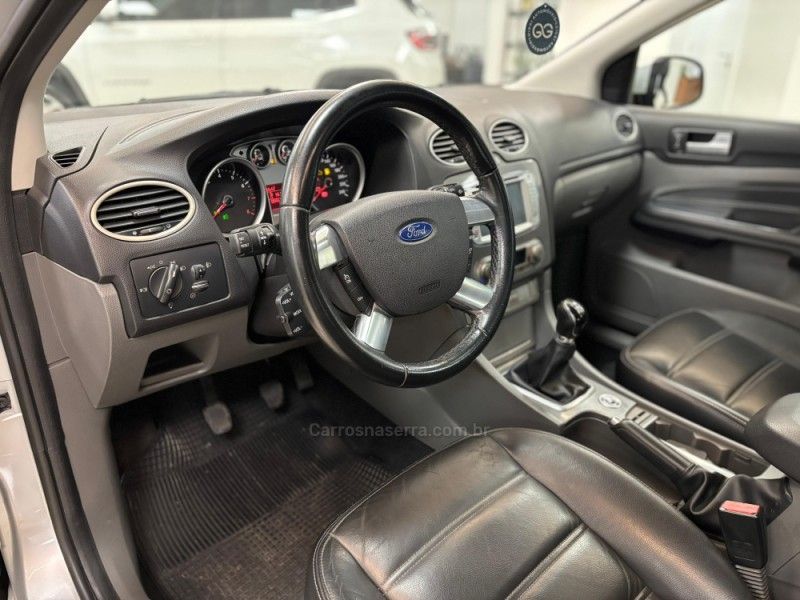 FORD FOCUS 2.0 GHIA 16V 2010/2011 LUIGGI AUTOMÓVEIS CARLOS BARBOSA / Carros no Vale