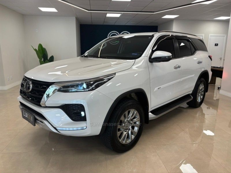 TOYOTA HILUX SW4 2.8 SRX 4X4 7 LUGARES 16V TURBO INTERCOOLER 2023/2024 LUIGGI AUTOMÓVEIS CARLOS BARBOSA / Carros no Vale TOYOTA HILUX SW4 2.8 SRX 4X4 7 LUGARES 16V TURBO INTERCOOLER 2023/2024 LUIGGI AUTOMÓVEIS CARLOS BARBOSA / Carros no Vale