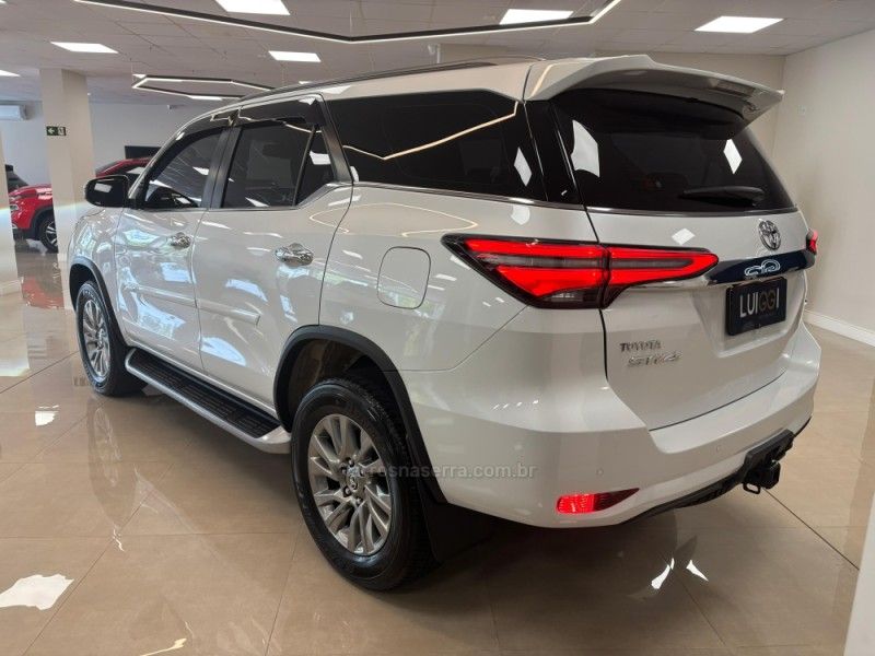 TOYOTA HILUX SW4 2.8 SRX 4X4 7 LUGARES 16V TURBO INTERCOOLER 2023/2024 LUIGGI AUTOMÓVEIS CARLOS BARBOSA / Carros no Vale TOYOTA HILUX SW4 2.8 SRX 4X4 7 LUGARES 16V TURBO INTERCOOLER 2023/2024 LUIGGI AUTOMÓVEIS CARLOS BARBOSA / Carros no Vale