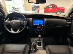 TOYOTA HILUX SW4 2.8 SRX 4X4 7 LUGARES 16V TURBO INTERCOOLER 2023/2024 LUIGGI AUTOMÓVEIS CARLOS BARBOSA / Carros no Vale