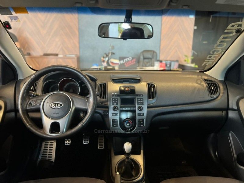 KIA CERATO 1.6 SX2 16V 2010/2011 AUTOGRIF MOTORS CAMPO BOM / Carros no Vale