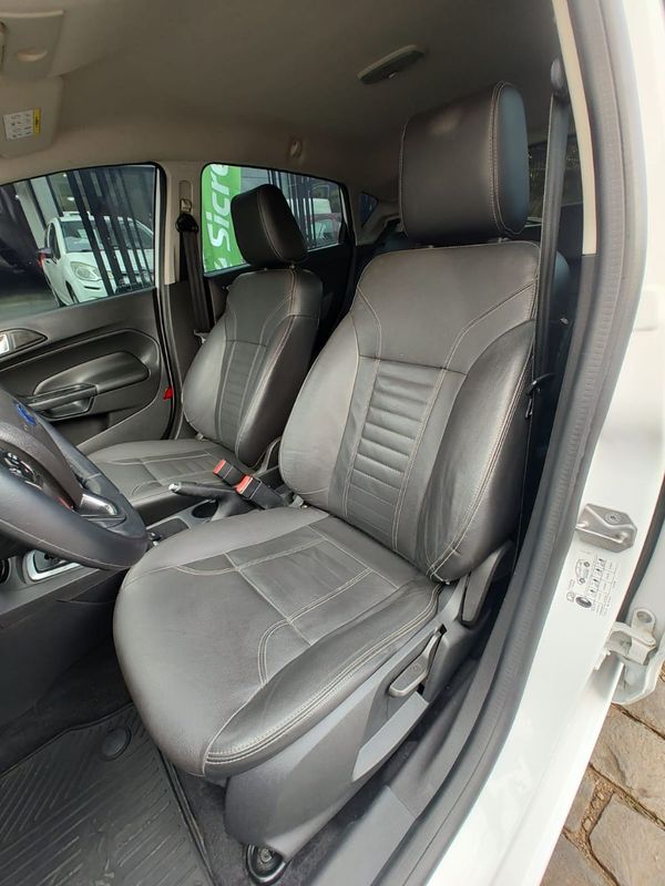 Ford Fiesta TIT./TIT.Plus 1.6 16V 2016/2016 RENNER AUTOMÓVEIS LAJEADO / Carros no Vale