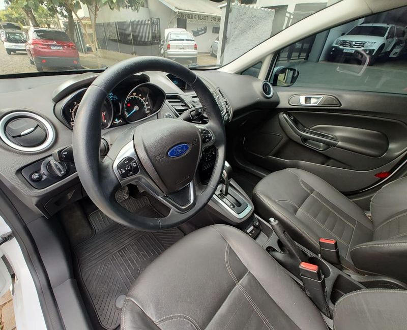 Ford Fiesta TIT./TIT.Plus 1.6 16V 2016/2016 RENNER AUTOMÓVEIS LAJEADO / Carros no Vale