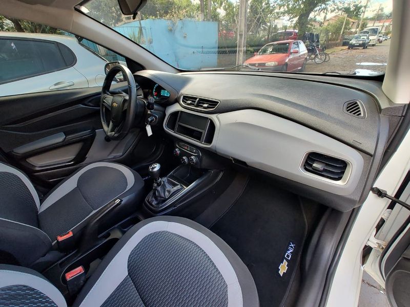 CHEVROLET ONIX HATCH LS 1.0 8V FlexPower Mec. 2016/2016 RENNER AUTOMÓVEIS LAJEADO / Carros no Vale